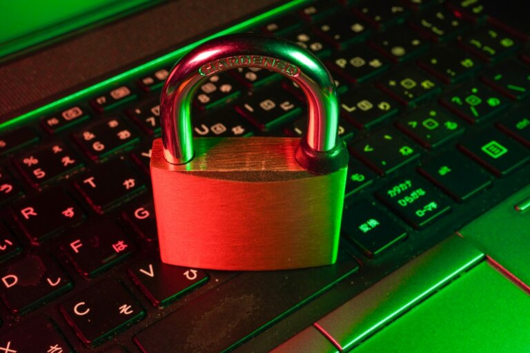 Cadenas rouge sur un clavier : RGPD et protection des données