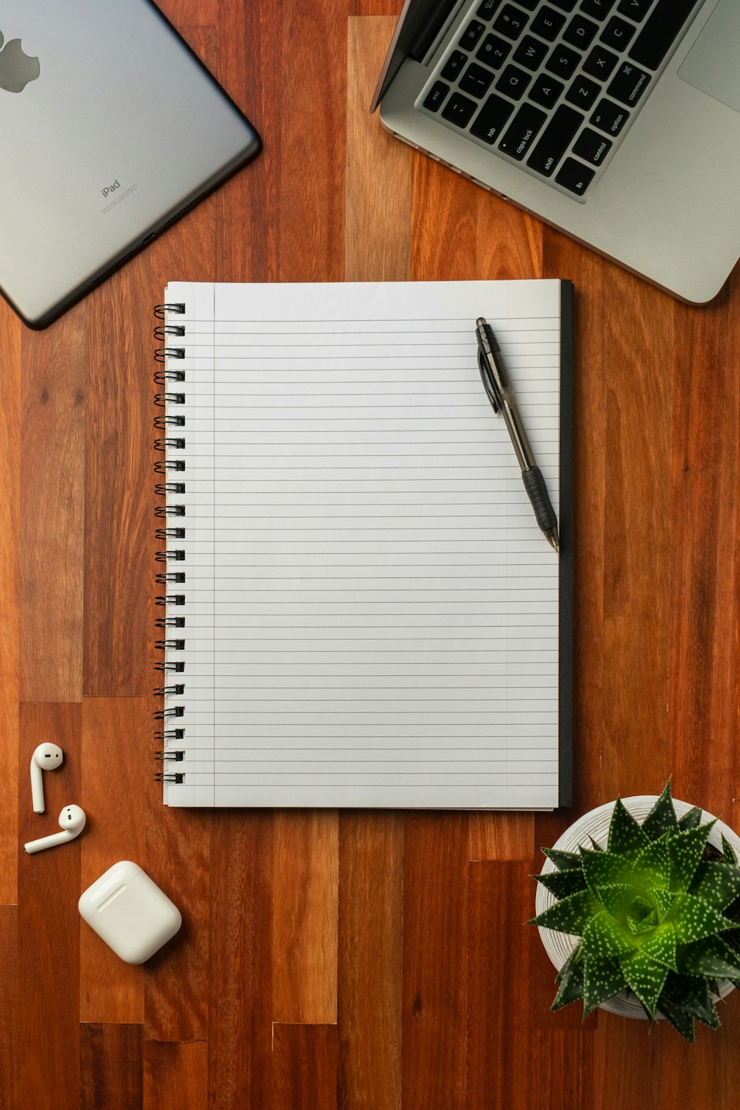 Nom de domaine : carnet et stylo pour trouver le nom de sa marque