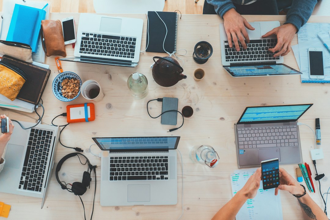 Stratégie webmarketing : équipe de TPE travaillant sur ordinateurs portables