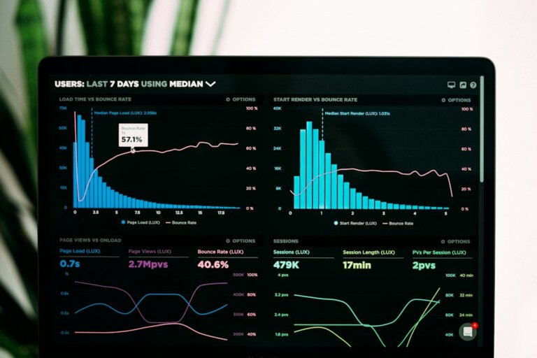 Graphiques d'audience sur un écran : suivre son trafic pendant une refonte SEO