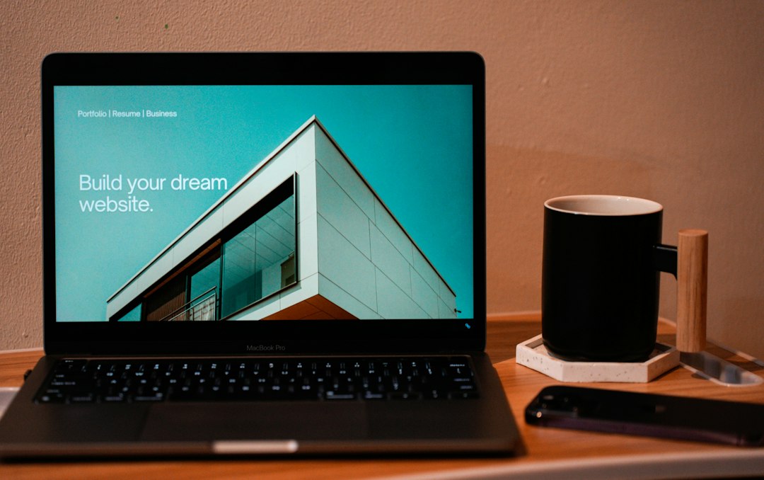 Landing page affichée sur un ordinateur portable posé sur un bureau