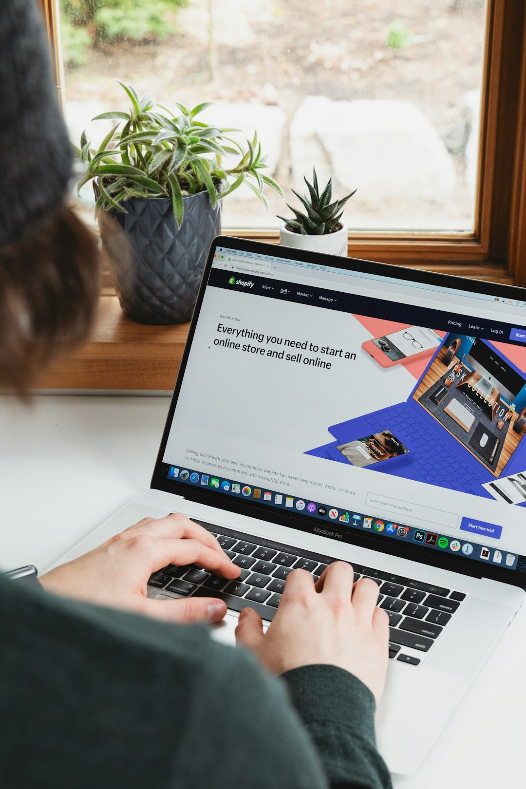 Email marketing : lecture d'une newsletter sur un MacBook