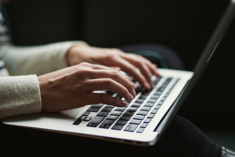 Personne remplissant un formulaire sur ordinateur portable