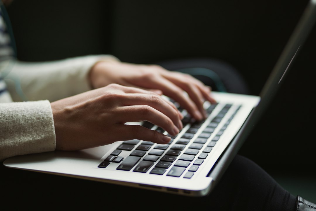 Personne remplissant un formulaire sur ordinateur portable