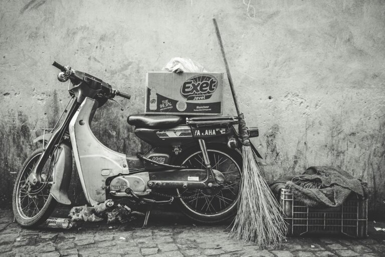 Scooter de livraison avec colis : e-commerce et livraison