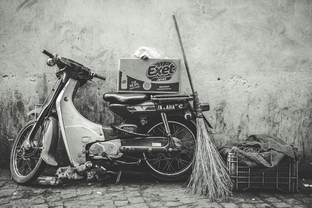 Scooter de livraison avec colis : e-commerce et livraison