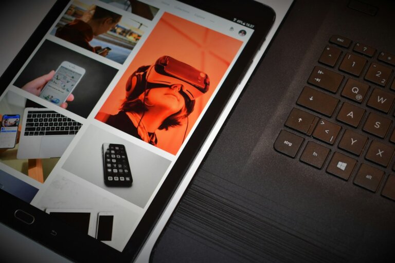 Smartphone allumé : site web responsive et mobile-friendly