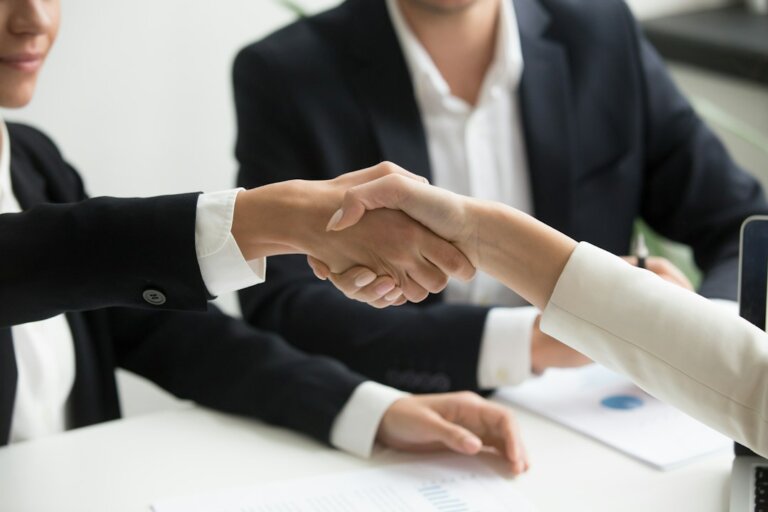 Témoignages clients : poignée de main, symbole d'avis crédibles et de confiance