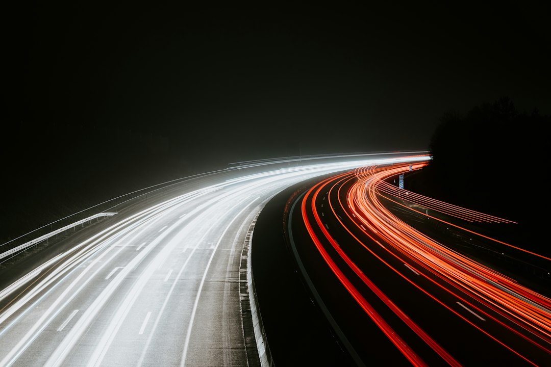 Temps de chargement : traînées lumineuses symbolisant la vitesse d'un site web